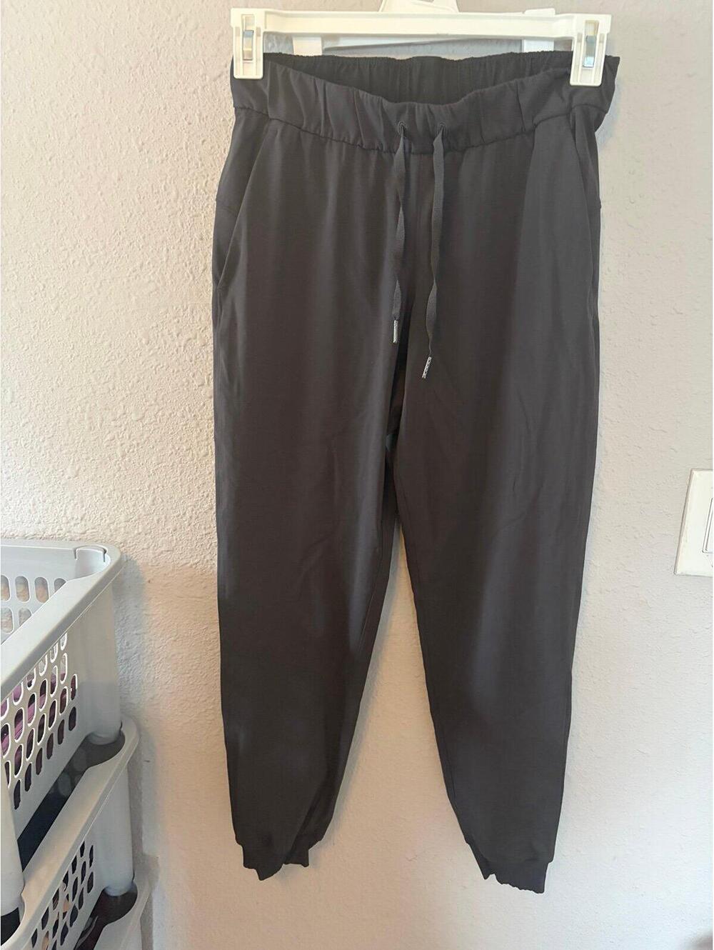 Lululemon On The Fly Jogger 28in inseam *Luxtreme Graphite Grey size 6. Like new